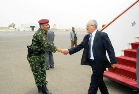 رئيس الجمهورية أثناء وصوله مطار صنعاء عائدا من محافظة حضرموت أمس